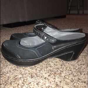 J-41 Adventure On Black Leather “Ocean” Mules - 10